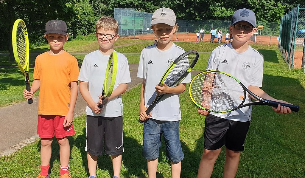 Das Midcourt-Team mit Felix Glade, Hannes Zanzinger, Felix Terner, Nico Komorowski und Amelie Schicker (fehlt auf dem Bild) blieb ebenfalls verlustpunktfrei.