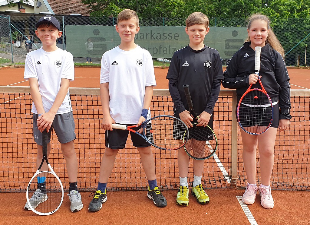 Gratulation: Die U12-Bambini der TG Neunkirchen sicherten sich ohne Niederlage die Meisterschaft in der Bezirksklasse 1 und sind in der kommenden Saison in der höchsten Liga des Bezirks Oberpfalz vertreten.