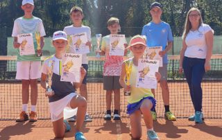 Spiel, Satz und Sieg: Die Jugendlichen, hier die U14 mit Organisatorin Lena Alt (r.), boten bei der offenen Tennis-Stadtmeisterschaft spannende Partien und bekamen als verdienten Lohn Pokale und Urkunden.