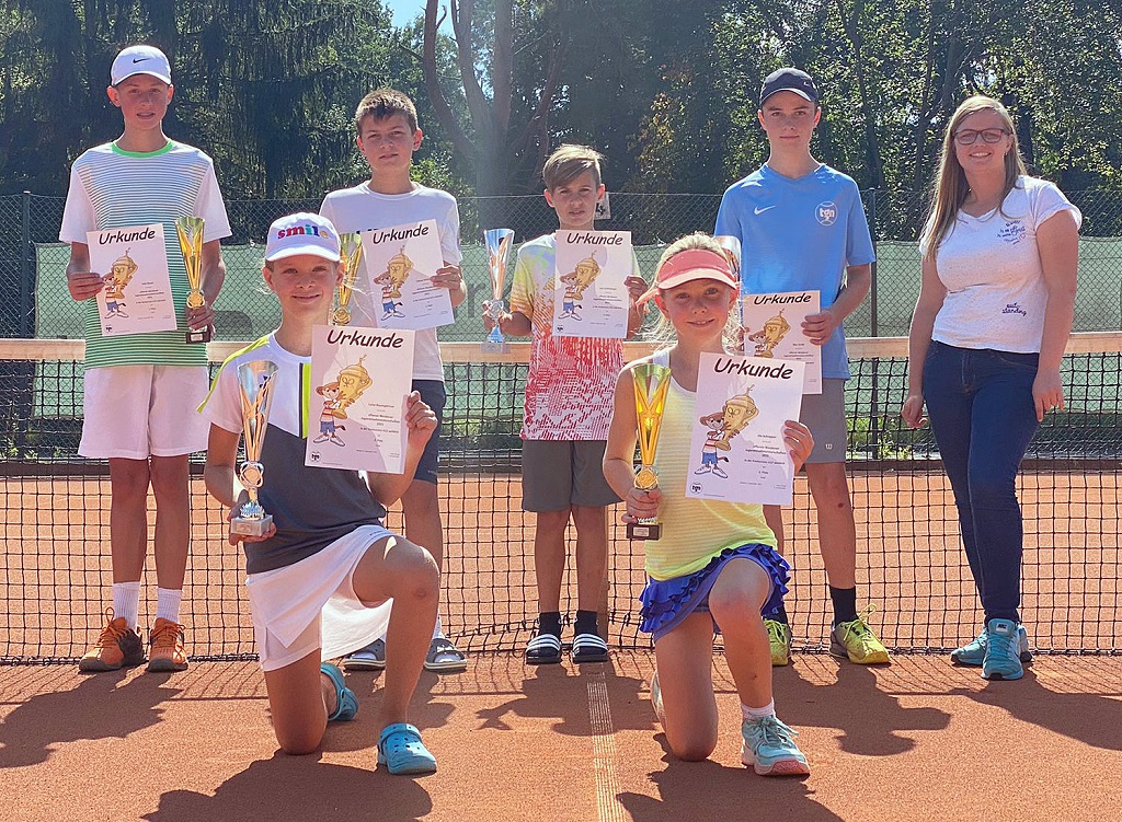 Spiel, Satz und Sieg: Die Jugendlichen, hier die U14 mit Organisatorin Lena Alt (r.), boten bei der offenen Tennis-Stadtmeisterschaft spannende Partien und bekamen als verdienten Lohn Pokale und Urkunden.