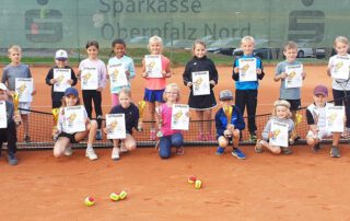 Die meisten Spieler*innen gingen bei den Tennis-Stadtmeisterschaften für Jugendliche im Kleinfeld an den Start. Vorne v. l. die Gewinner*innen: Jonas Holzbecher, Konstantin Doss, Leni Meier, Greta Baumgärtner, Charlotte Gollwitzer, Jakob Sawetzki, Vinzenz Gürtler, Lorenz Böckl, Hannes Steiner und Antonia Borbely.