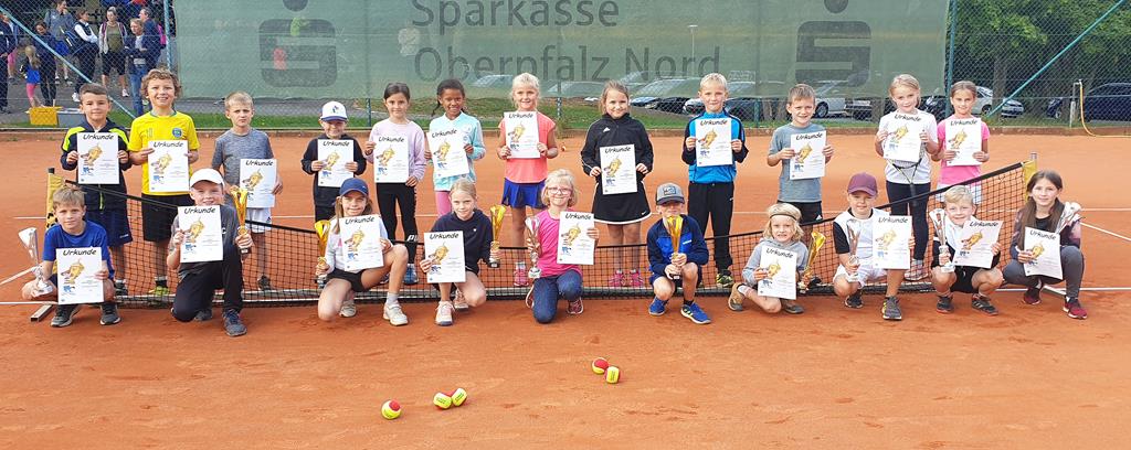 Die meisten Spieler*innen gingen bei den Tennis-Stadtmeisterschaften für Jugendliche im Kleinfeld an den Start. Vorne v. l. die Gewinner*innen: Jonas Holzbecher, Konstantin Doss, Leni Meier, Greta Baumgärtner, Charlotte Gollwitzer, Jakob Sawetzki, Vinzenz Gürtler, Lorenz Böckl, Hannes Steiner und Antonia Borbely.