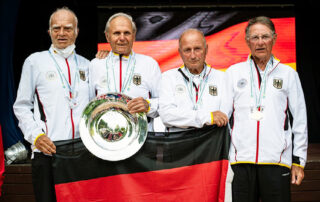 Freude bei Gerhard Specht (2. v. r.): Der Tennis-Senior der TG Neunkirchen sicherte sich bei der Weltmeisterschaft auf Mallorca zusammen mit dem deutschen Team die Goldmedaille und stand noch zweimal auf dem Treppchen. Foto: Daniel Kopatsch
