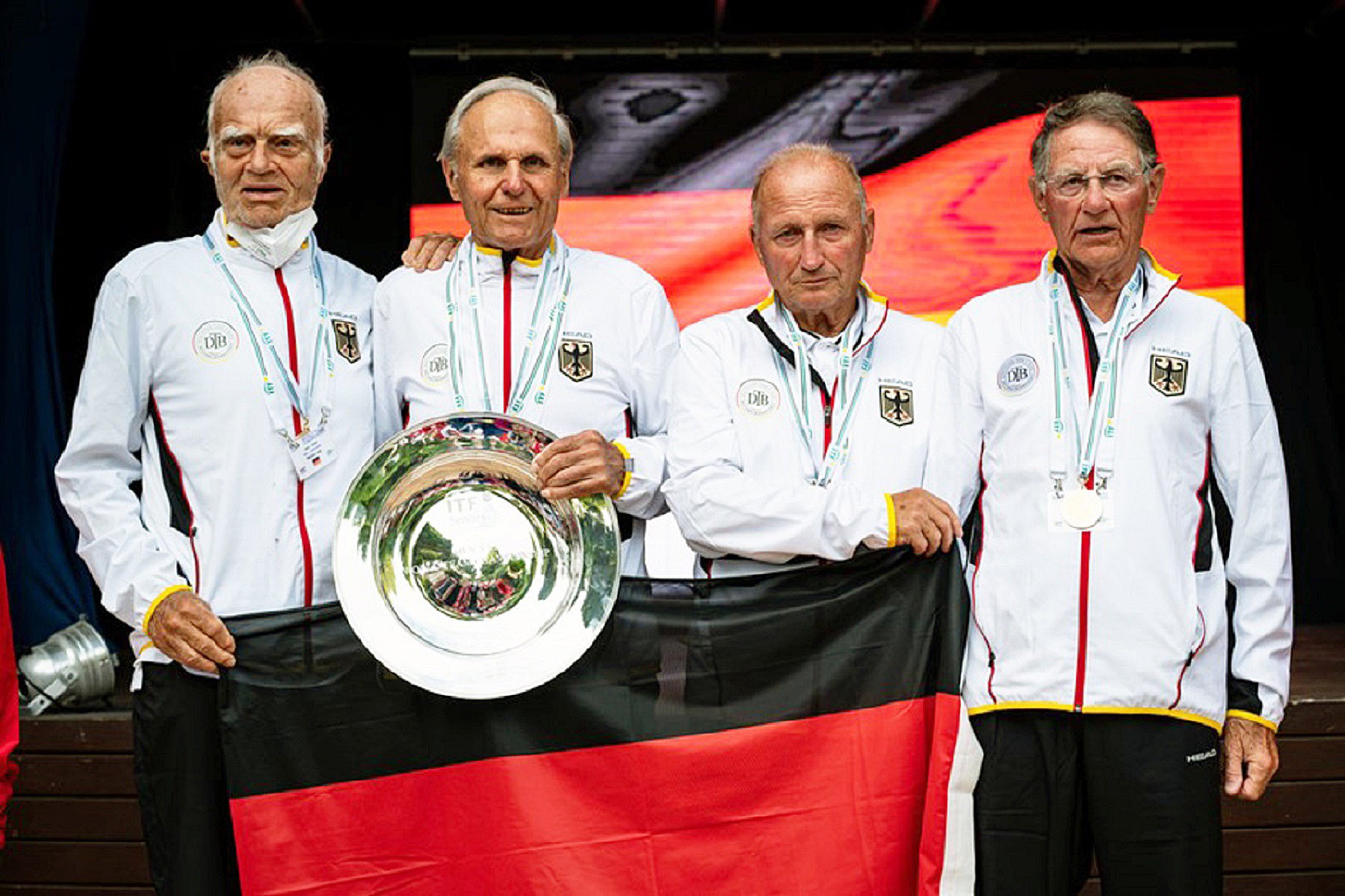 Freude bei Gerhard Specht (2. v. r.): Der Tennis-Senior der TG Neunkirchen sicherte sich bei der Weltmeisterschaft auf Mallorca zusammen mit dem deutschen Team die Goldmedaille und stand noch zweimal auf dem Treppchen. Foto: Daniel Kopatsch