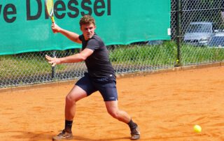 Die neue Nummer 1 der Herren I, der Tscheche Simon Svoboda, trug im Auswärtsspiel bei der SpVgg Hainsacker mit seinem Einzelsieg einen Zähler zum 7:2-Erfolg bei.