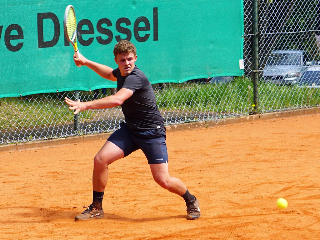 Die neue Nummer 1 der Herren I, der Tscheche Simon Svoboda, trug im Auswärtsspiel bei der SpVgg Hainsacker mit seinem Einzelsieg einen Zähler zum 7:2-Erfolg bei.